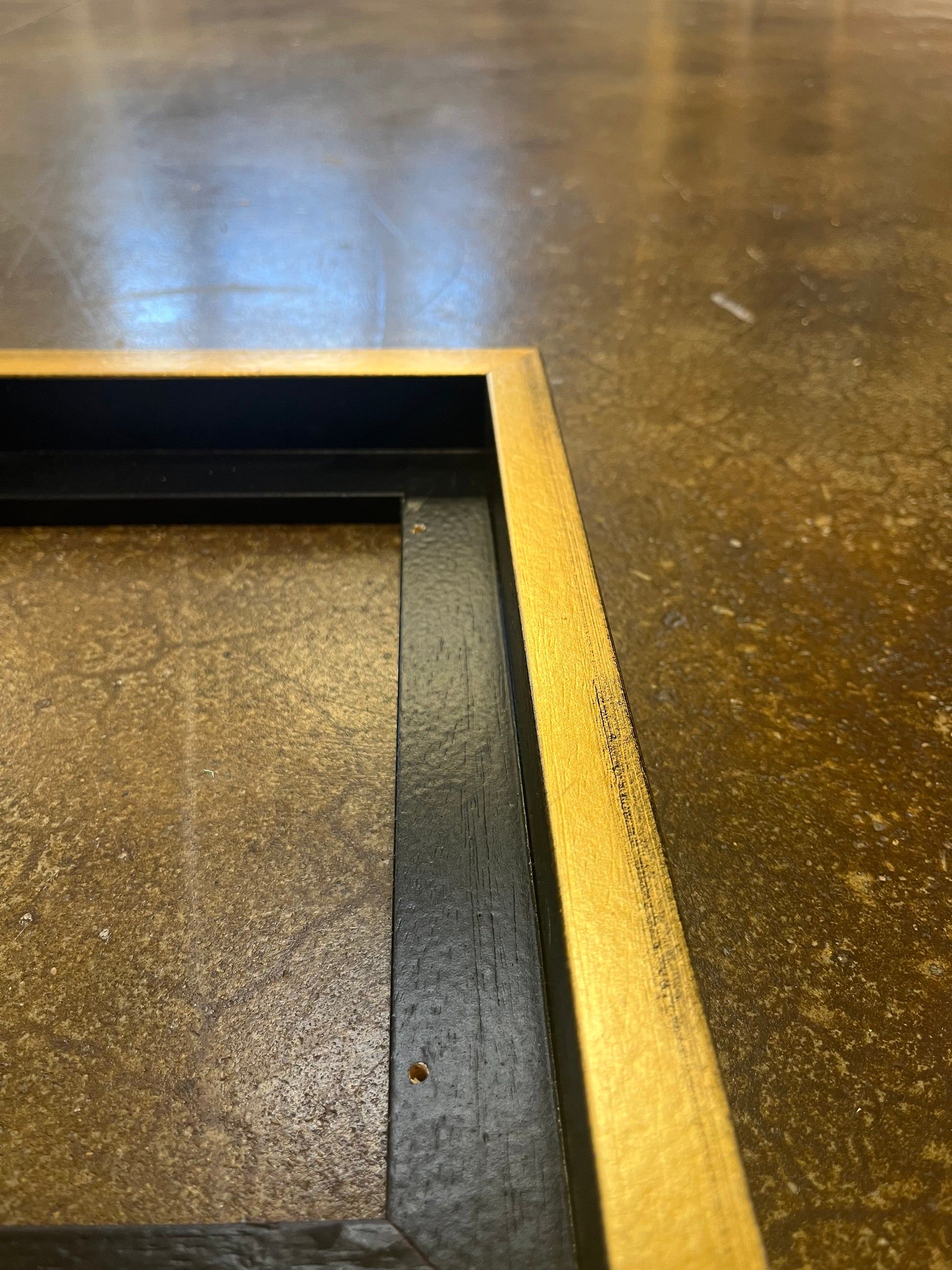 R410 GOLD W/BLK SPLATTER MOULDING, 1 1/4" product preview