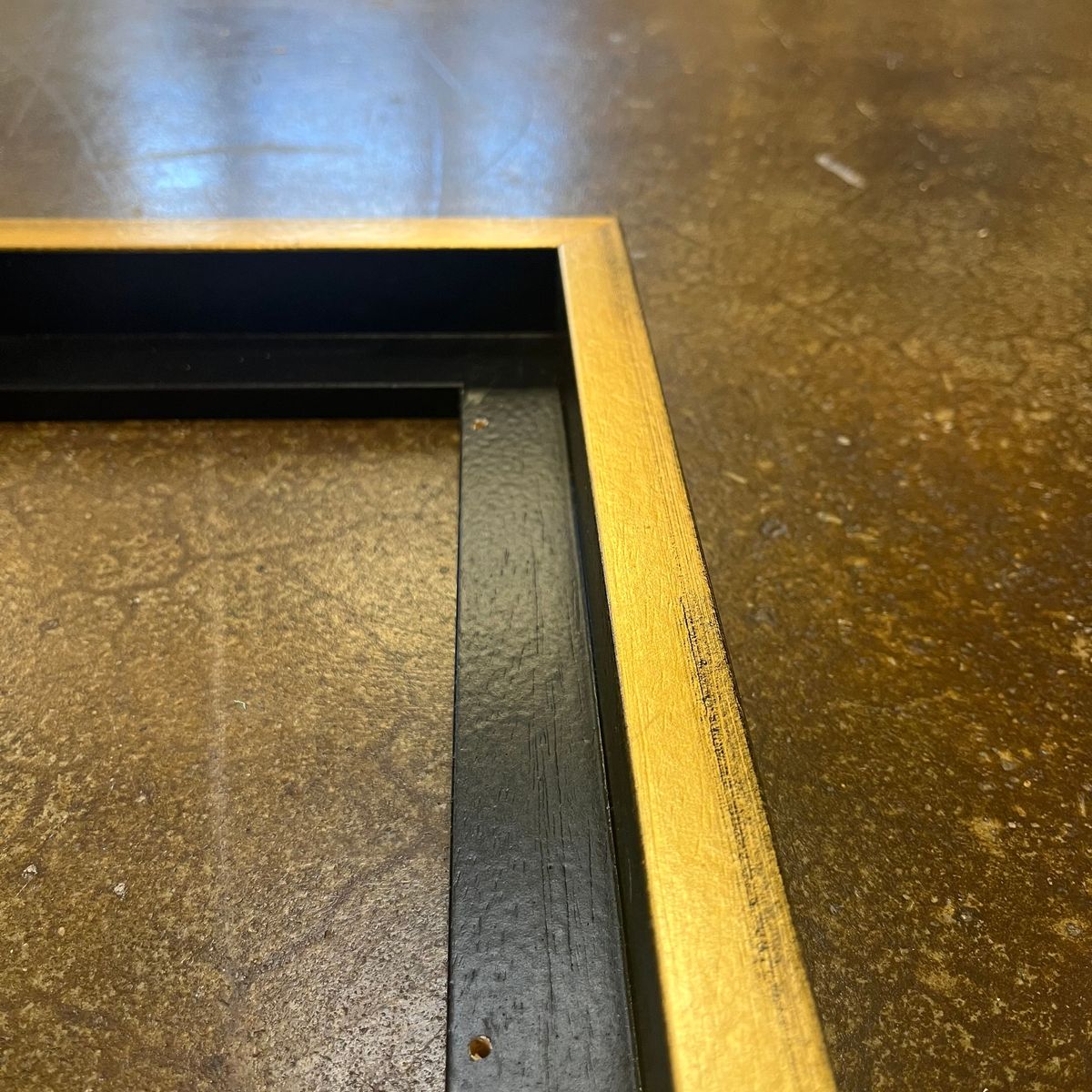 R410 GOLD W/BLK SPLATTER MOULDING, 1 1/4" product photo